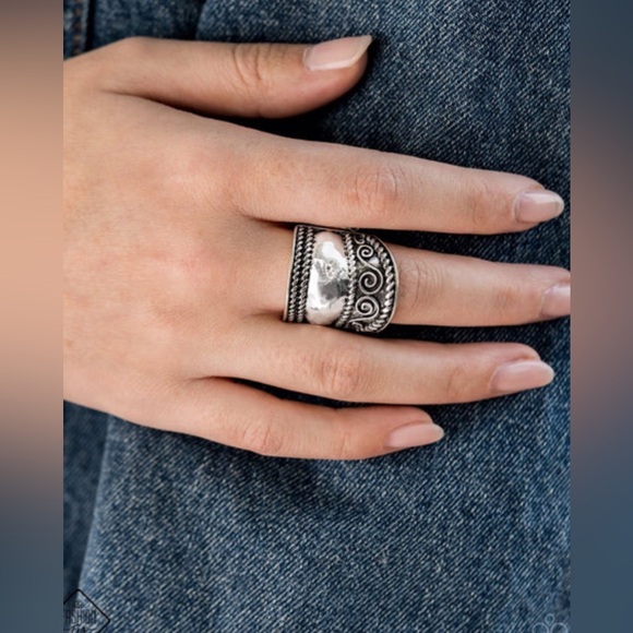 Armor Style Silver Ring with stretchy flexible fit band - Picture 2 of 6